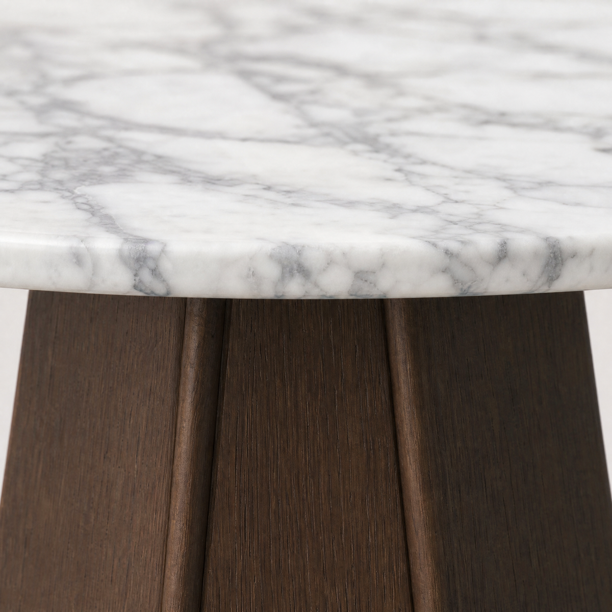 The Chuli Round Dining Table at ACERKA Miami highlights the distinctive character of Arabescato Marble through expressive veining, a circular profile, and a grounded base.